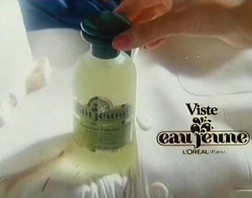 “Vísteme Eau Jeune”: historia y legado del perfume con el que las mujeres modernas rompieron con sus madres