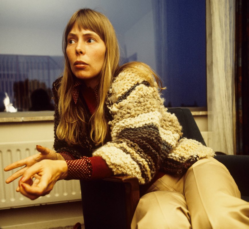 “Si aprietas demasiado la arena, se te escapará entre los dedos”: cómo Joni Mitchell compuso el disco en el que aparecen todos sus amores
