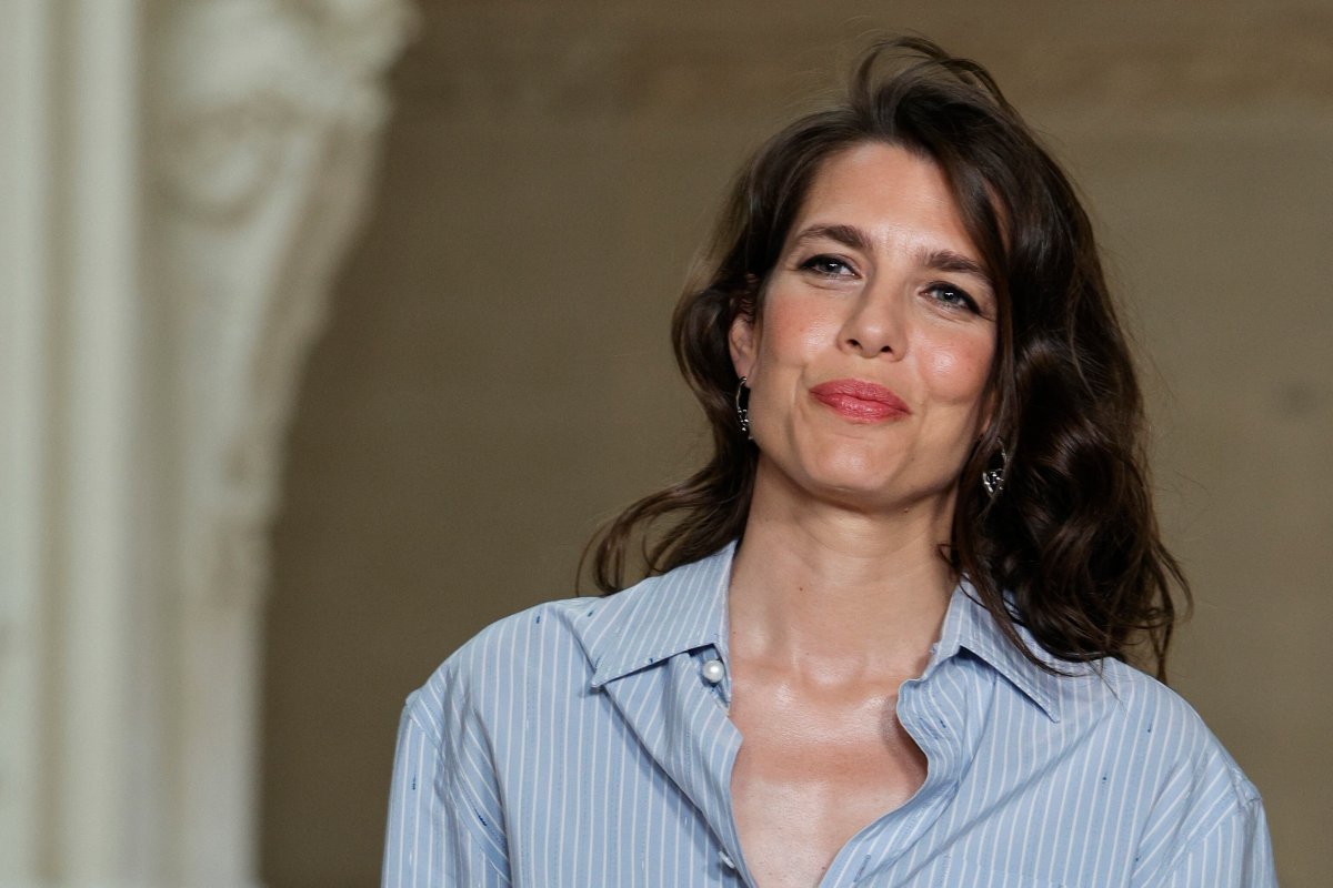 Camisa Y Vaqueros: Carlota Casiraghi Arrasa En La Alta Costura Con Un Sencillo ‘Look’ De Oficina