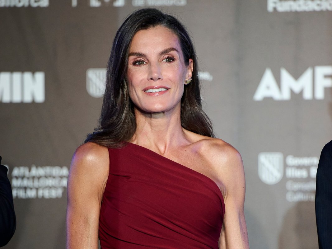 Rojo, asimétrico y ajustado: el ‘look’ de Carolina Herrera de Letizia en Mallorca