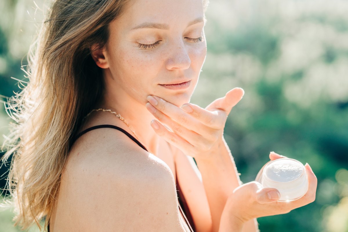Cremas hidratantes ligeras para el verano: por qué hasta las pieles grasas pueden deshidratarse