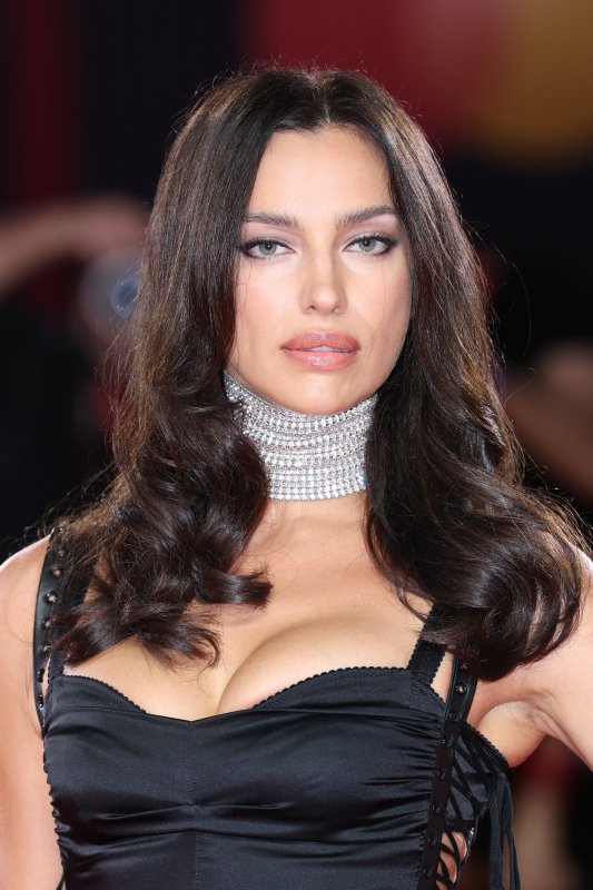 Últimas Noticias: El Corsé De Irina Shayk Contra El Vestido De Princesa De Alicia Vikander: Venecia Sorprende De Innovador