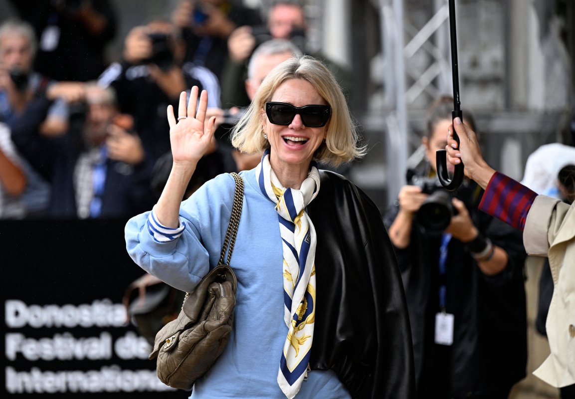 Naomi Watts ya está en San Sebastián: su ‘look’ cómodo y otoñal para llegar al Festival