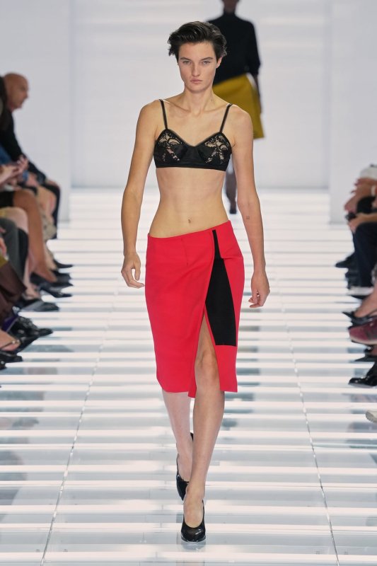 Prada, El Poder De La Falda