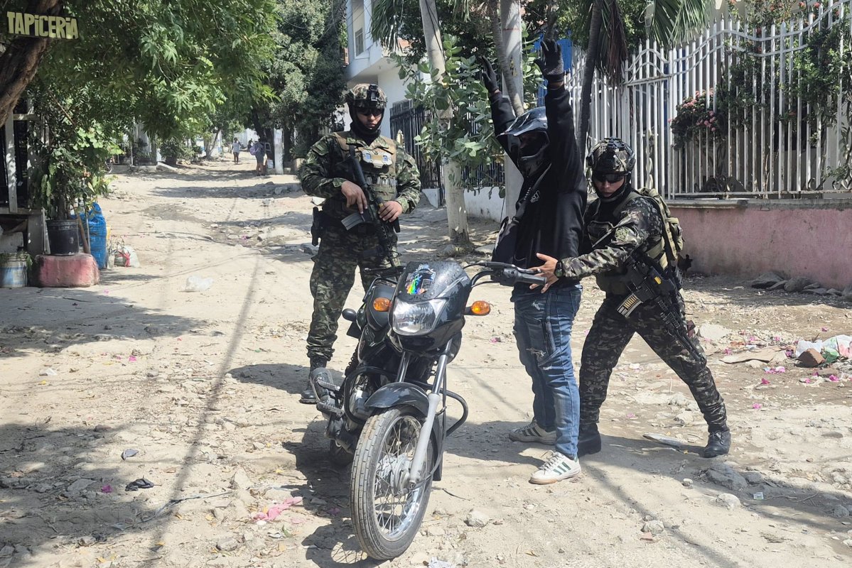 Buses quemados, comercios cerrados y soldados en las calles:  De la Espriella viaja a una Santa Marta en crisis