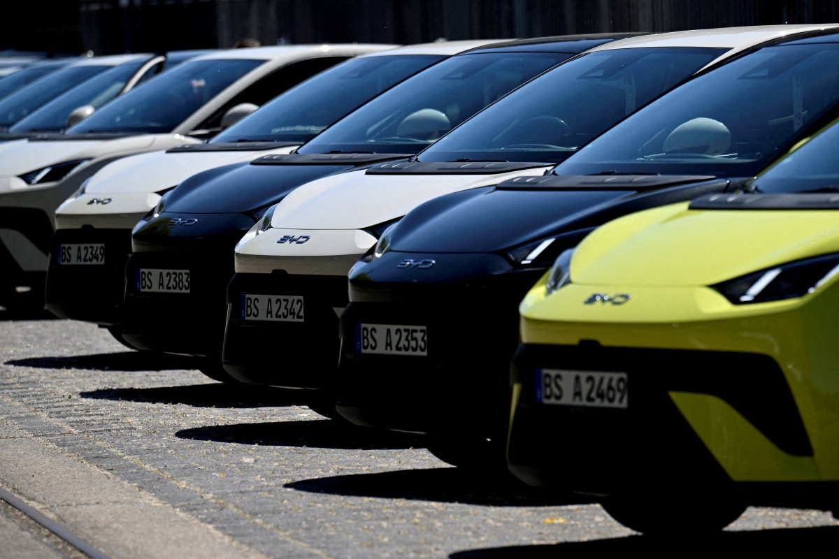 La UE pone tope a los coches chinos y enciende una luz ámbar