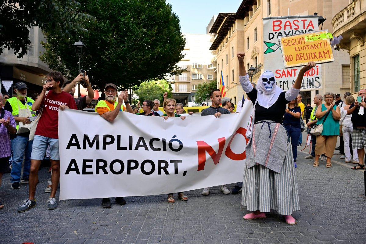 Las protestas por el turismo masivo en Baleares ponen a Aena en el punto de mira