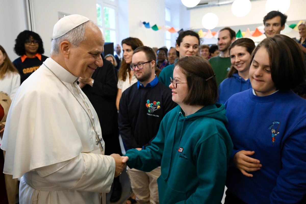 El Papa llama a “ver a quienes son invisibilizados” en un centro de ayuda a migrantes de París