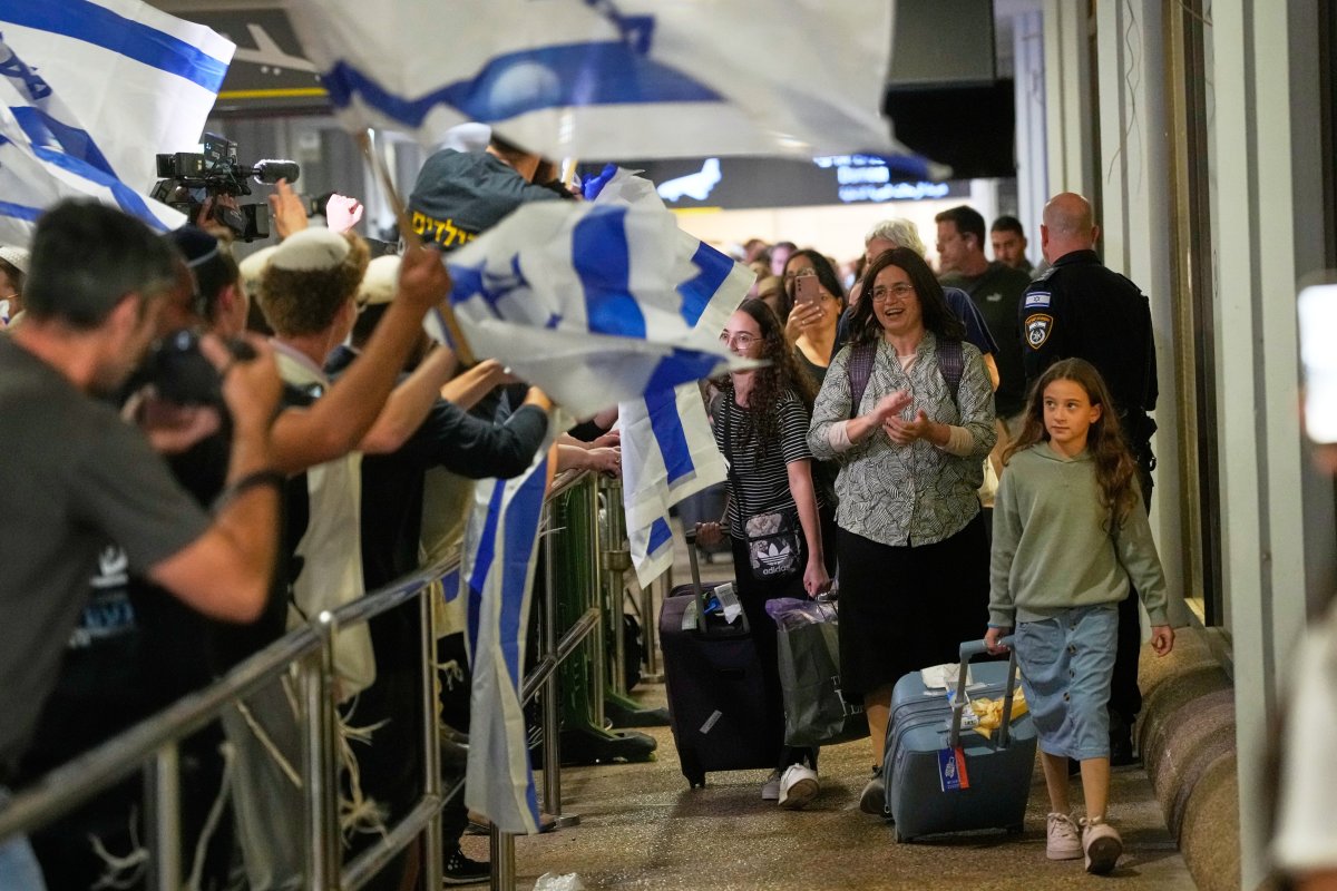 Pánico a bordo del vuelo FZ1073 con destino a Tel Aviv: “Acabamos de neutralizar al terrorista. Necesitamos ayuda”