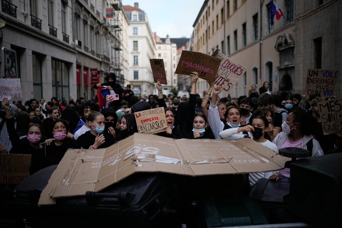 La ola de protestas estudiantiles en Francia pone en aprietos al Gobierno