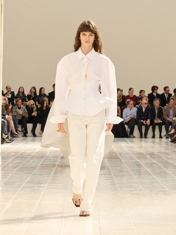 Balenciaga encuentra la inspiración en el fondo marino