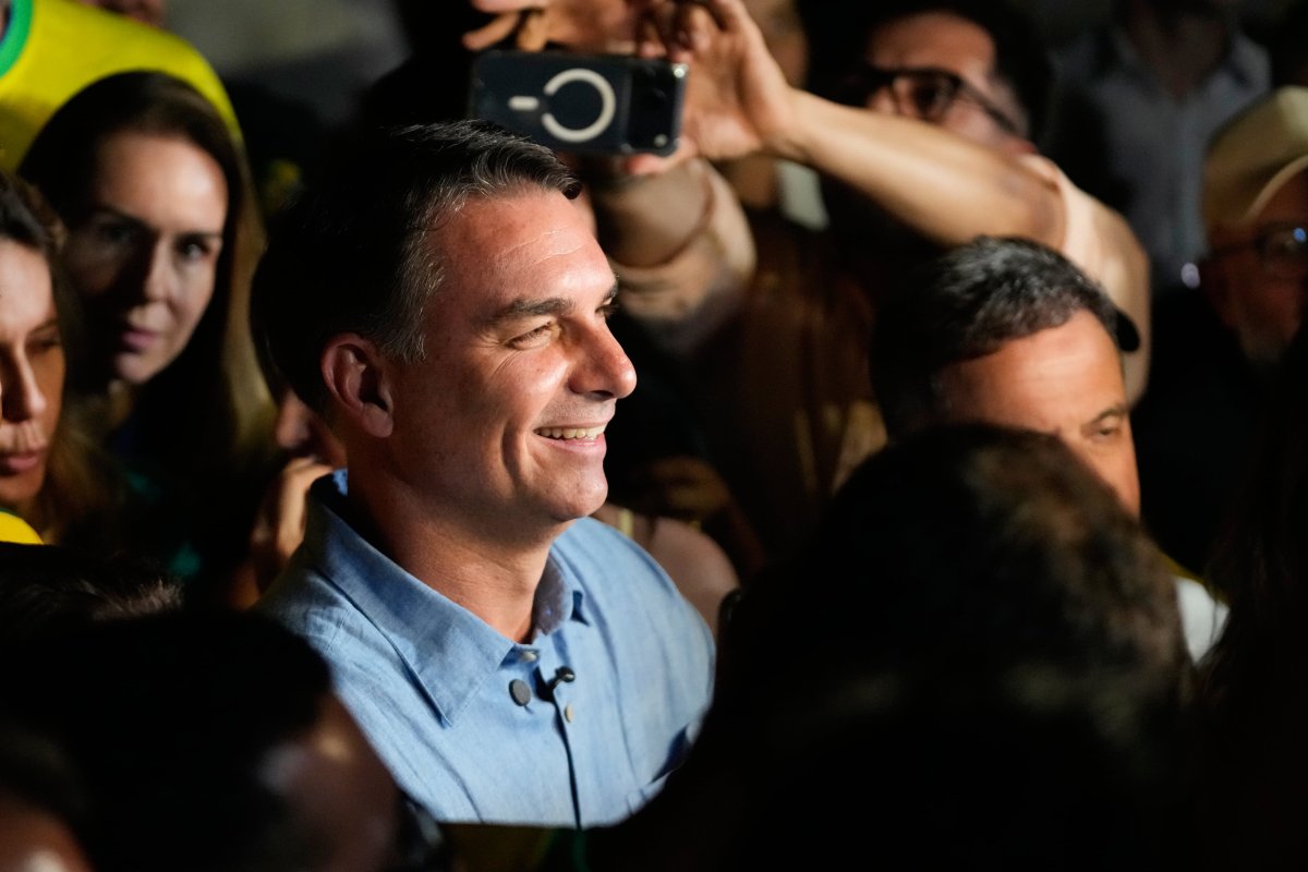 El apellido Bolsonaro gana desde la cárcel