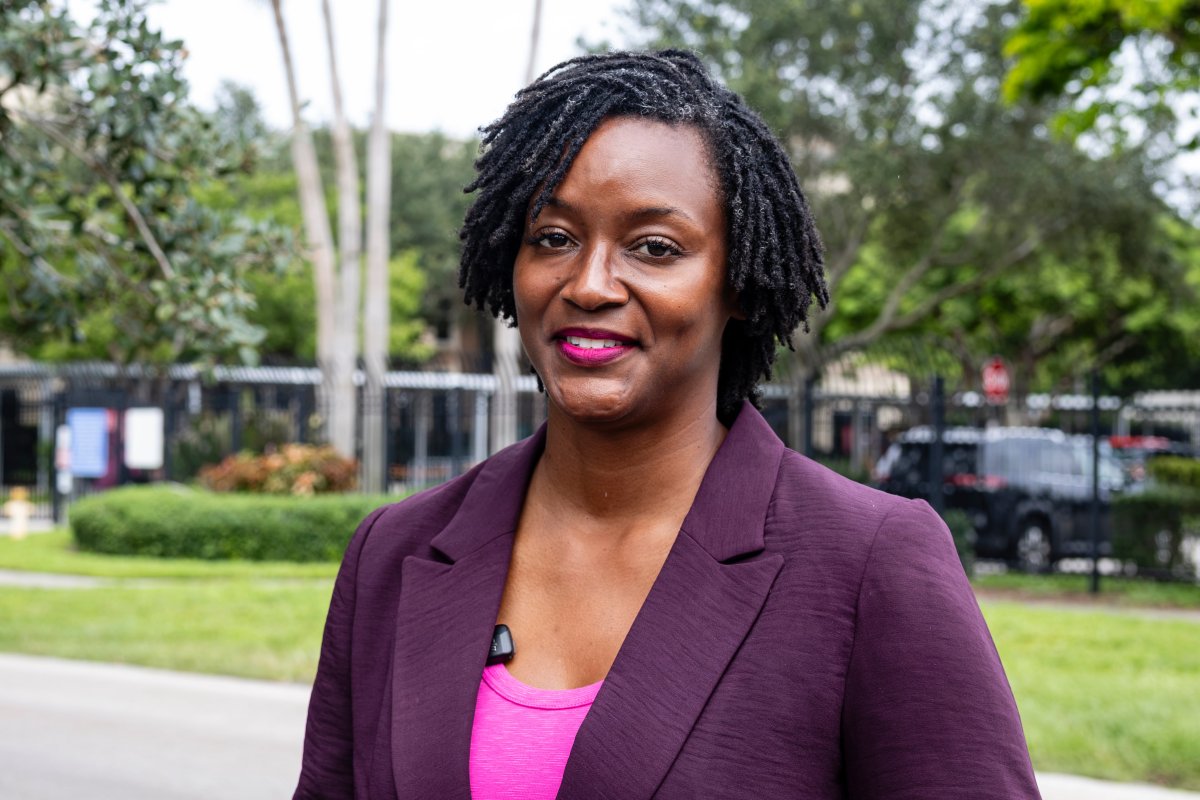 En la caravana de campaña de Angie Nixon, candidata socialista al Senado por el asiento de Florida que dejó Marco Rubio