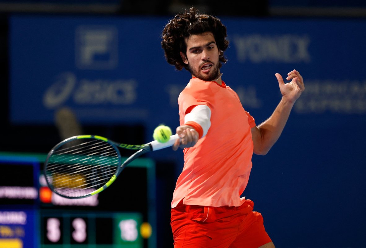 Alcaraz descose a Munar a derechazos y alcanza la final de Tokio