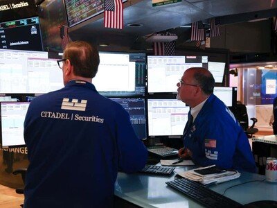 Petróleo cede: el Brent baja a 100 dólares y el WTI cae a 90