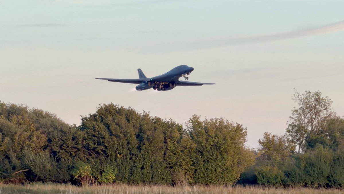 Estados Unidos retiró sus bombarderos de la base británica de Fairford por un posible ataque con drones de Irán