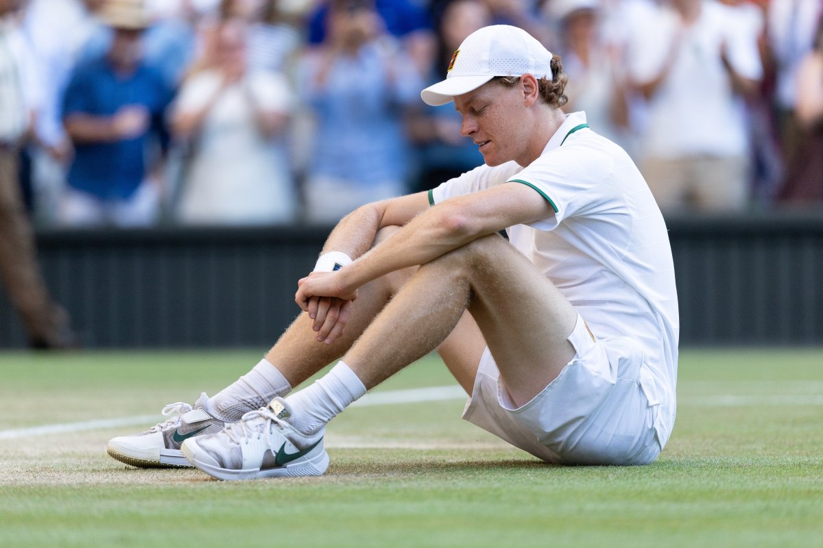 Sinner da por zanjada la temporada para tratarse de la rodilla y abre las puertas de la cima a Zverev