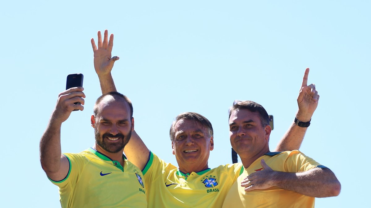 El clan Bolsonaro, un presidenciable, cuatro nuevos parlamentarios y un sinfín de tensiones internas