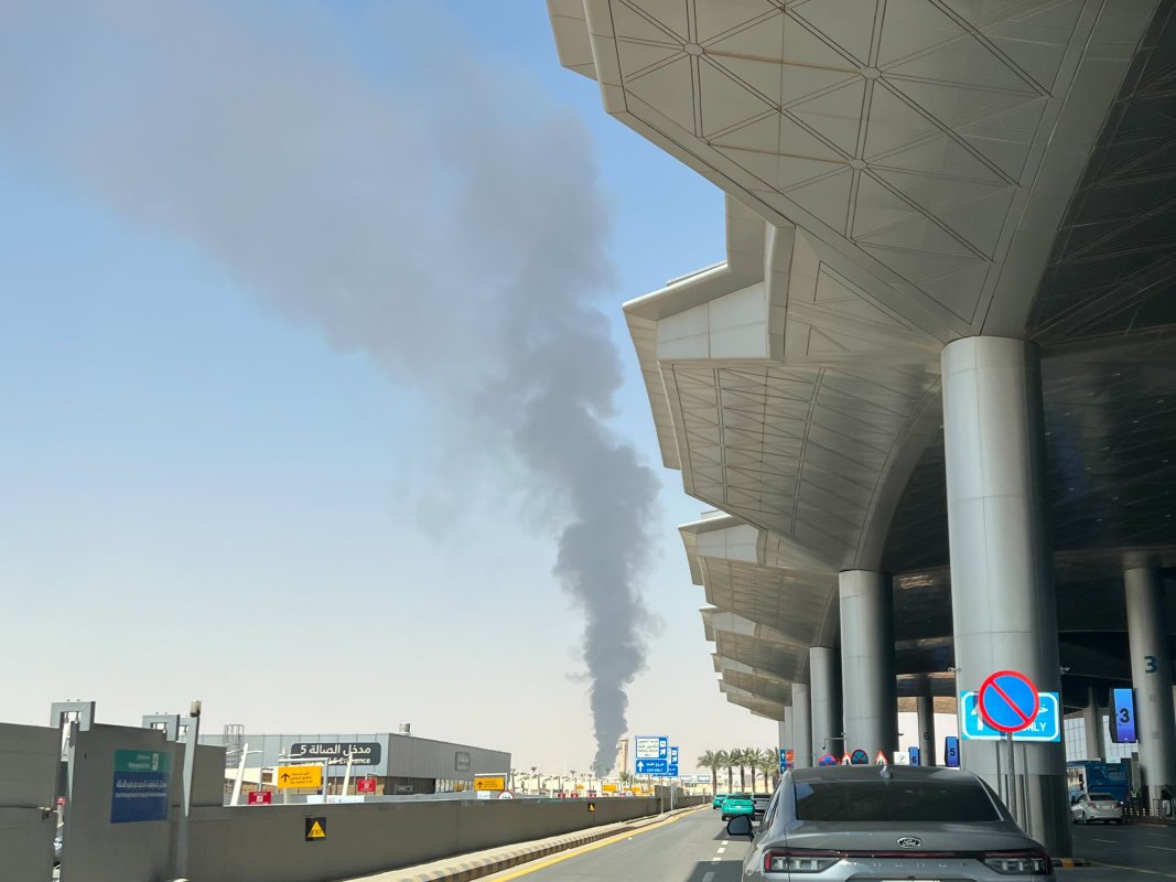 Los hutíes de Yemen amenazan a las compañías aéreas para que dejen de volar a Arabia Saudí