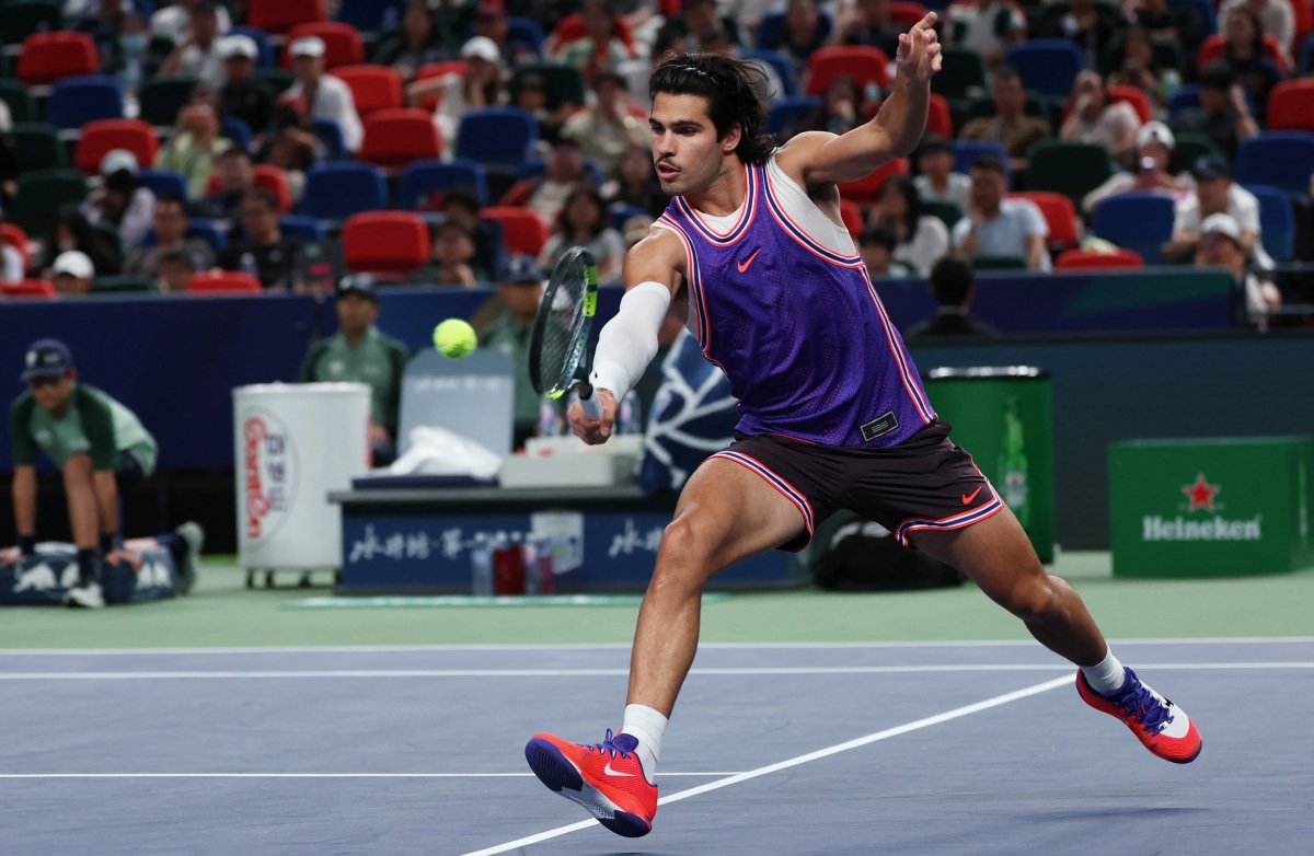 Alcaraz vence a Cerúndolo en su estreno en el Masters de Shanghái