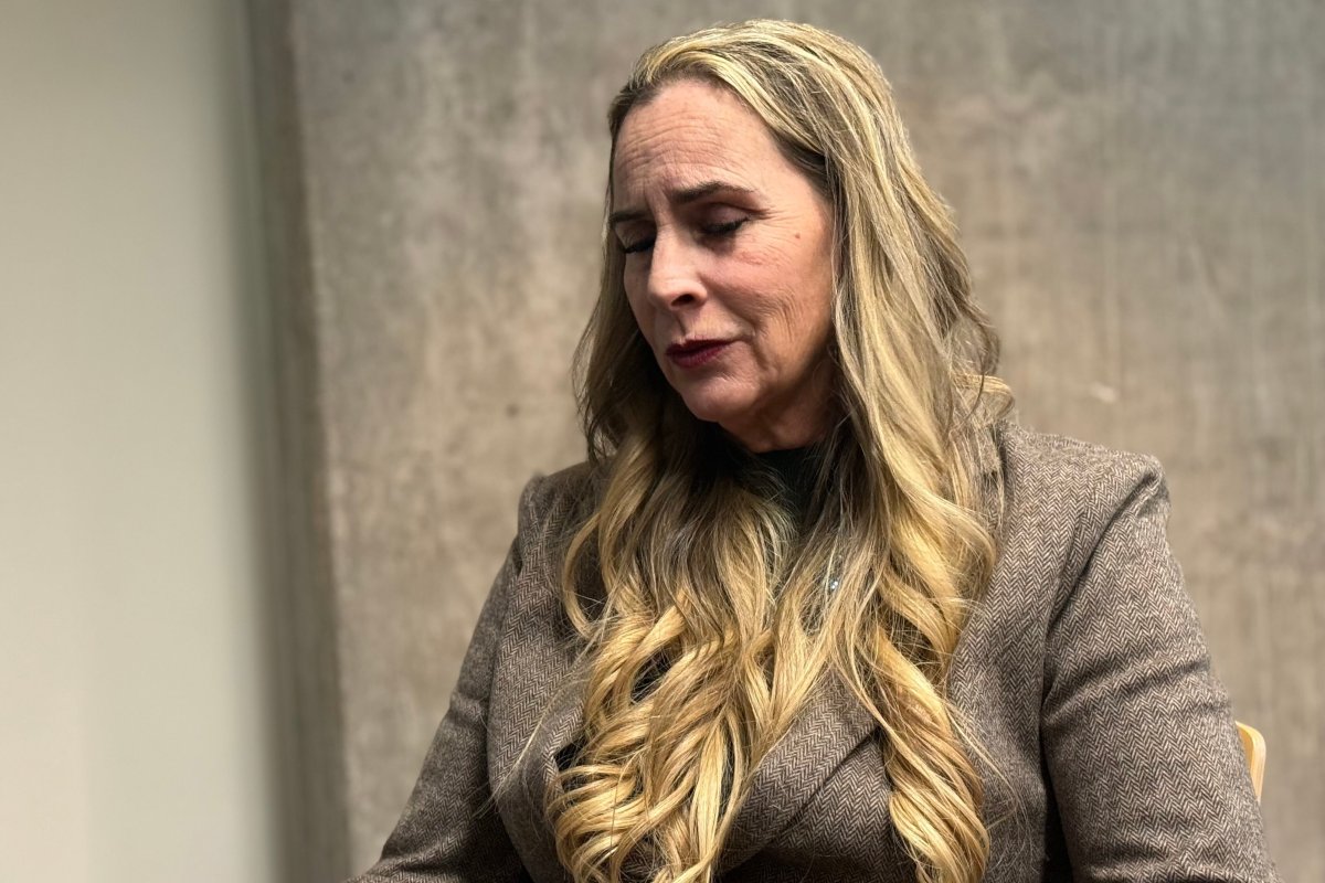 Una candidata al Congreso por Arizona denuncia que fue violada mientras arreglaba carteles electorales