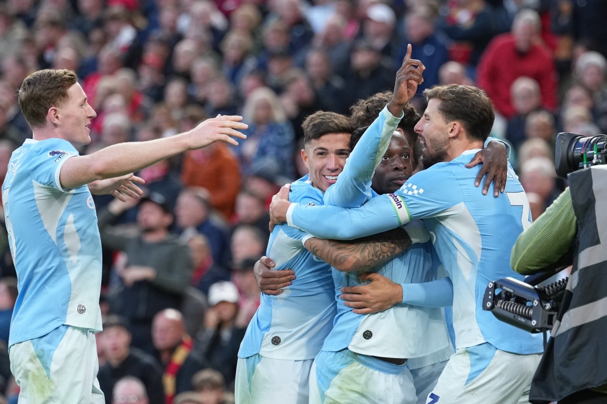 Doku doblega al Liverpool y protege al City del escarnio