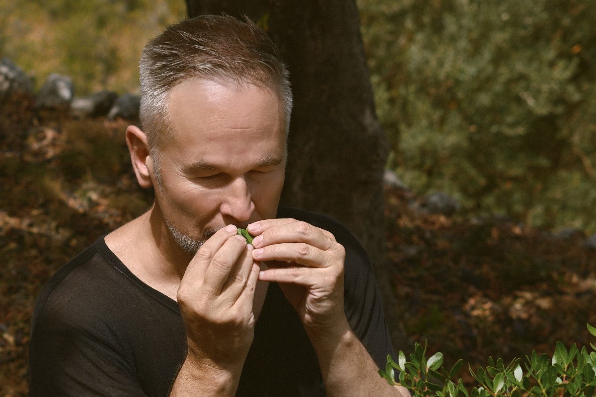 En el refugio del perfumista Geza Schoen, de Escentric Molecules, en Mallorca