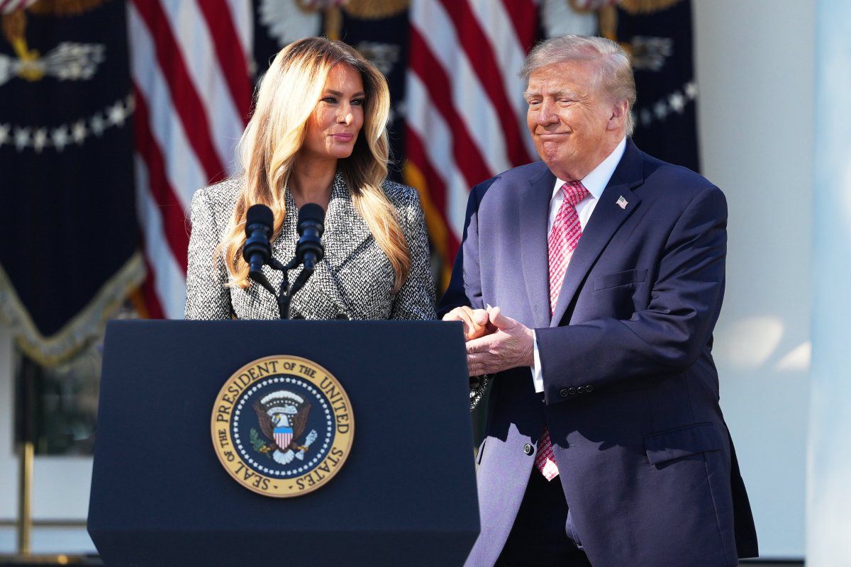 Trump utiliza a Melania para tratar de conectar con el voto femenino desencantado por sus excesos
