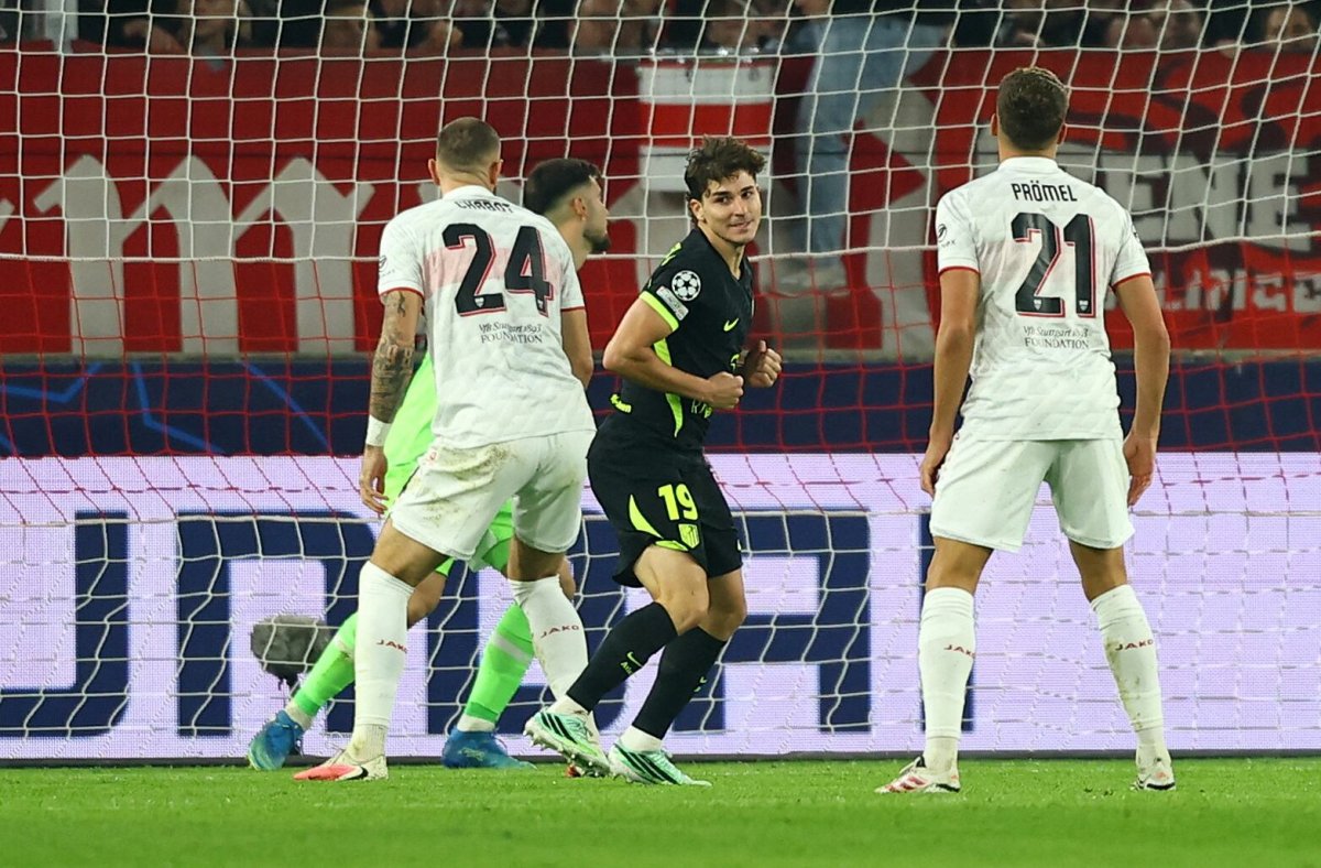 Primer gol de Julián y resistencia: el Atlético defiende el empate con diez ante el Stuttgart