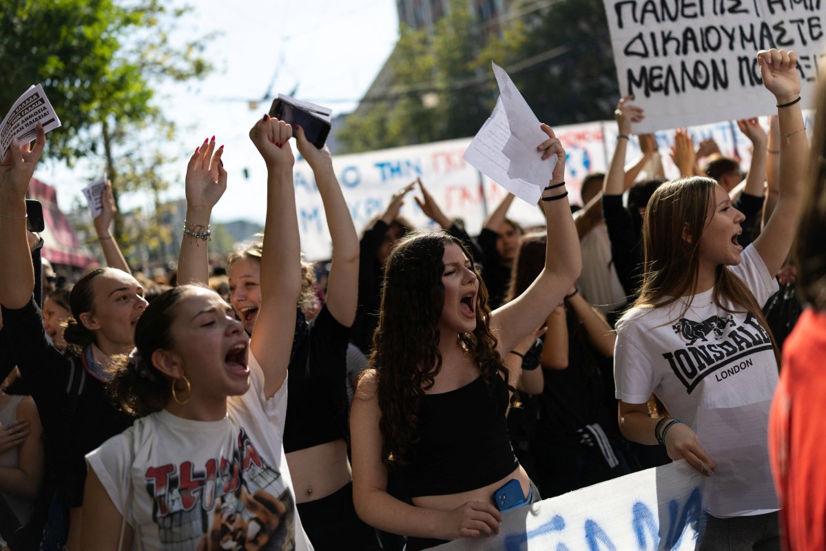 Miles de estudiantes y profesores protestan en Grecia por los recortes en educación y el coste de la vida