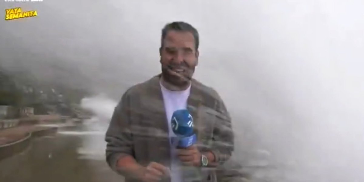Un periodista de la televisión vasca es arrastrado por una ola en directo