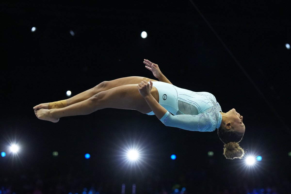 Rebeca Andrade, tricampeona mundial de salto ante la mirada de Simone Biles