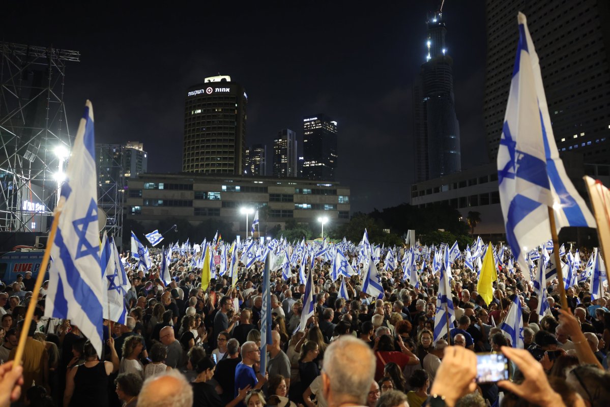 Miles de personas piden el fin del Gobierno de Netanyahu tres días antes de las elecciones