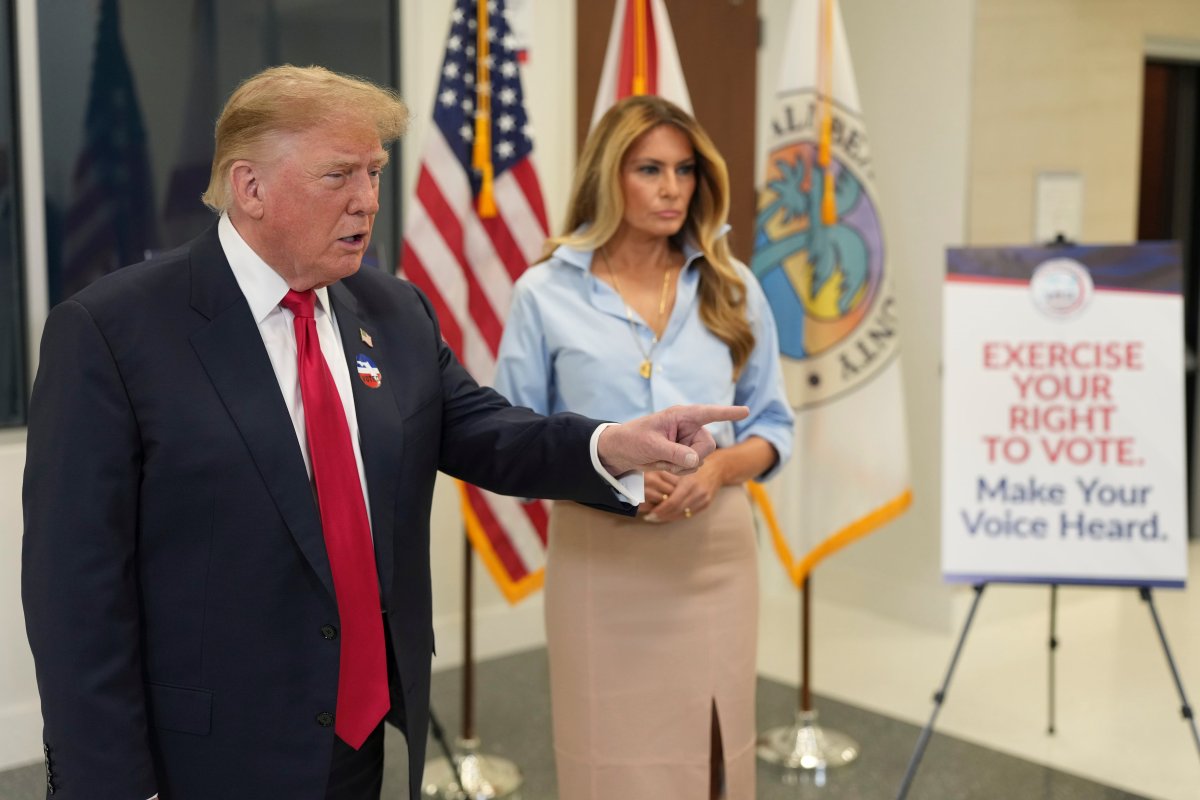 Trump vota en Palm Beach a 10 días de las ‘midterms’ pese a cuestionar el voto anticipado y por correo