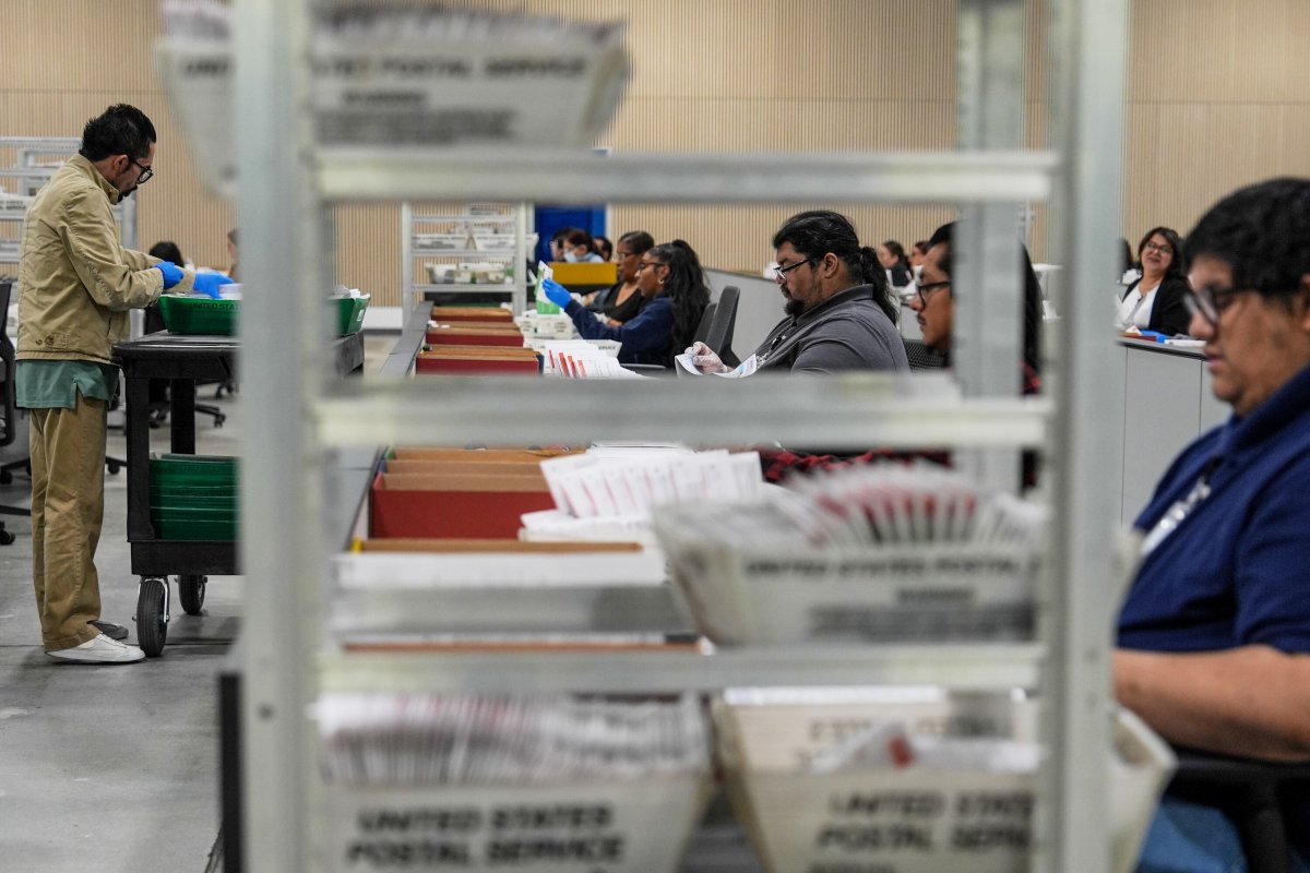 Se intensifica la pelea por los 20.000 votos en California: un juez rechaza apartarlos, pero los fiscales apelan de inmediato