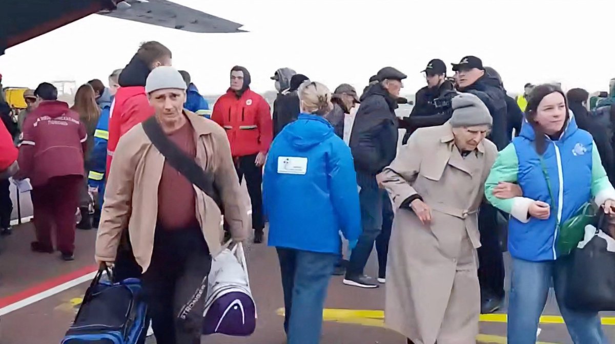 Los evacuados de la ocupada Olsehki regresan a territorio controlado por Ucrania