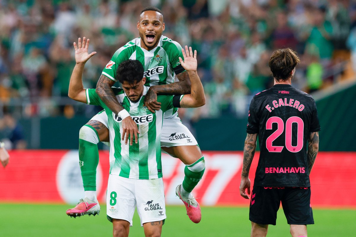 El Betis, sin chispa, vence al Málaga con la ley del mínimo esfuerzo